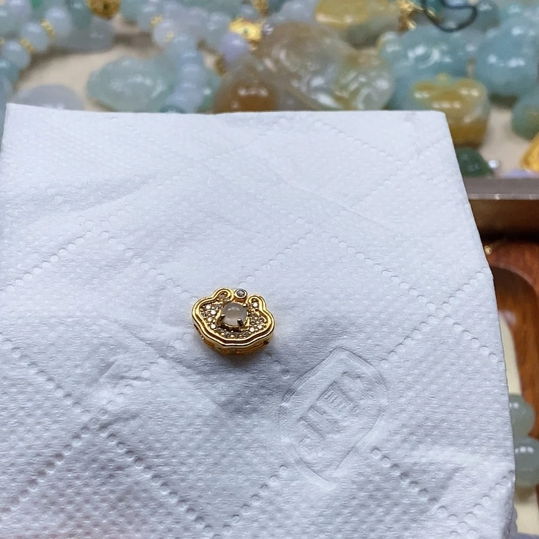 翡翠颈饰未镶嵌闪