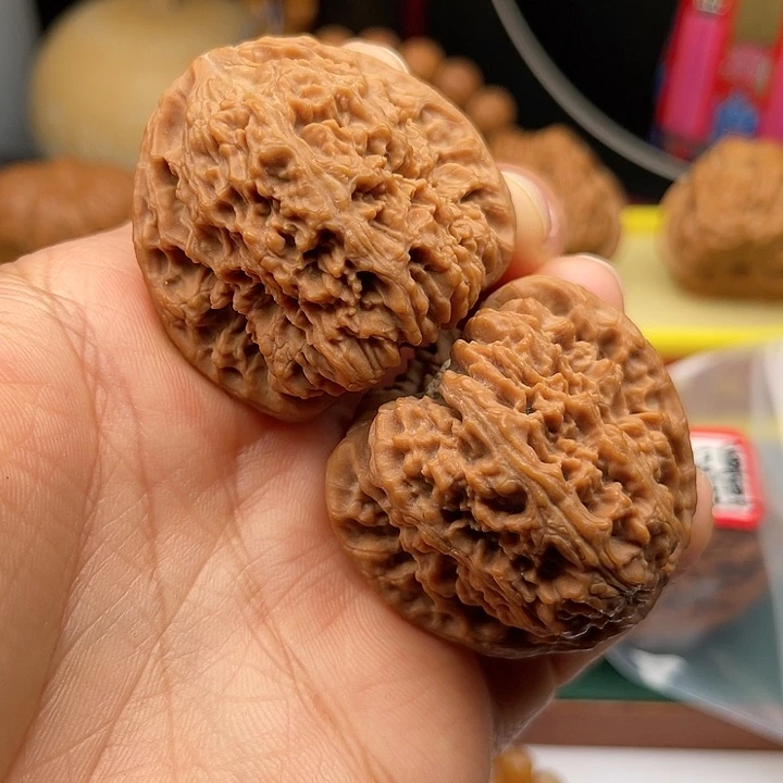 桃核把件42凹底南疆石