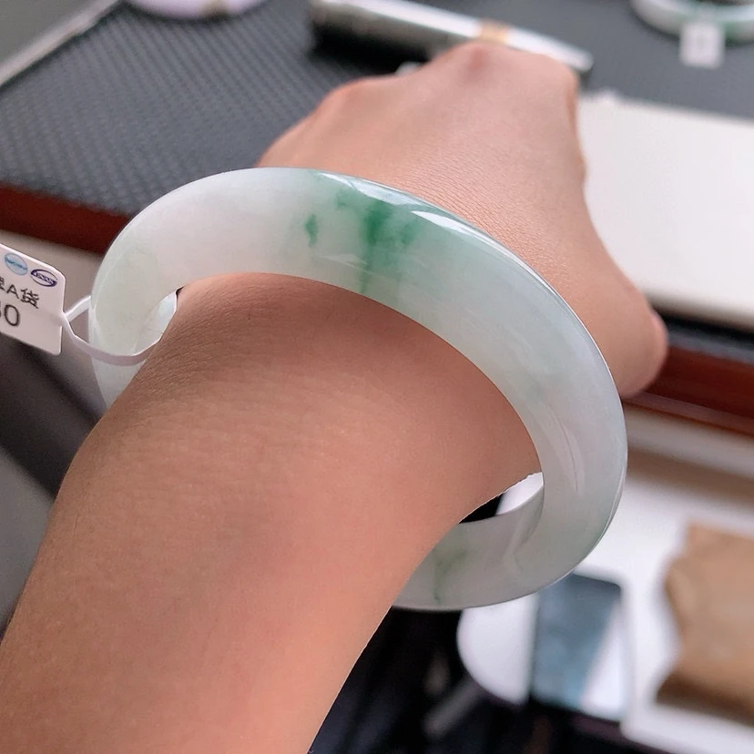 天然缅甸翡翠a货手镯，53冰糯种飘绿花，意境感足