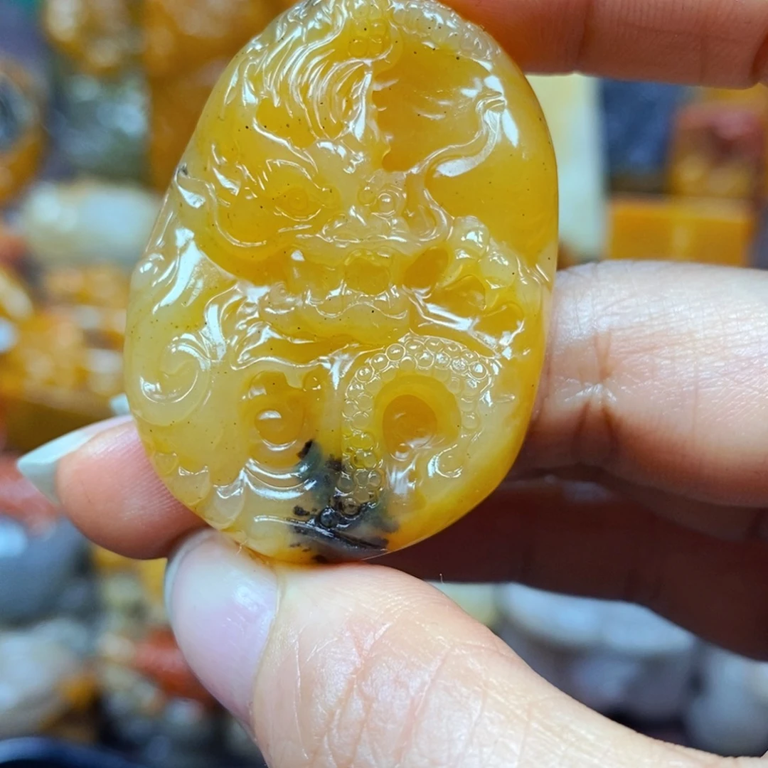 未镶嵌石英质玉（黄龙玉）颈饰
