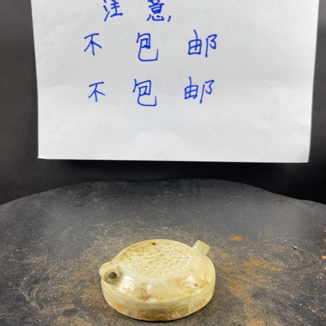 罐漂亮的小瓷器和