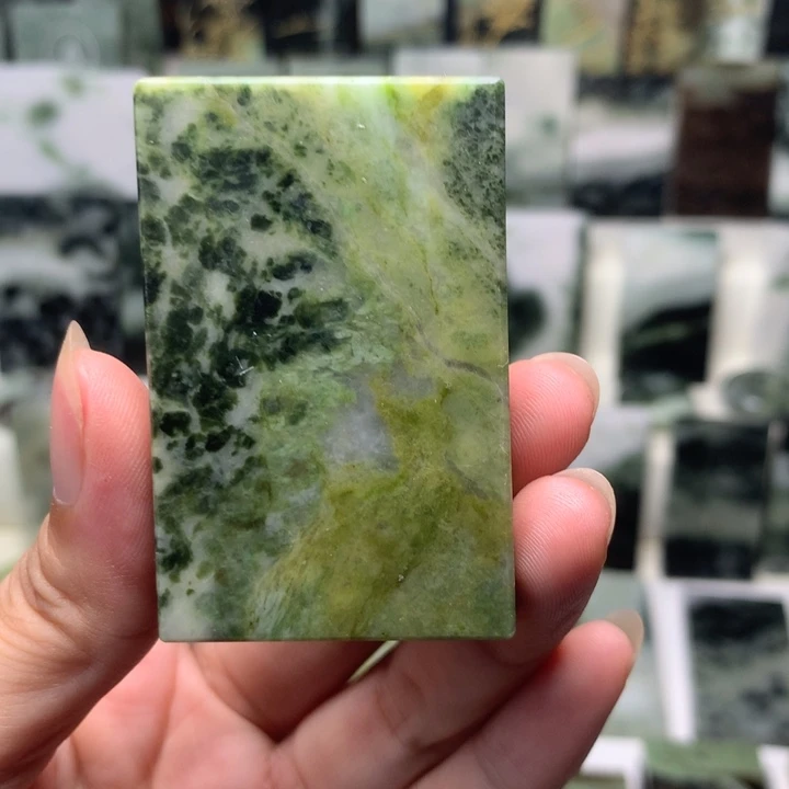 独山玉未镶嵌颈饰