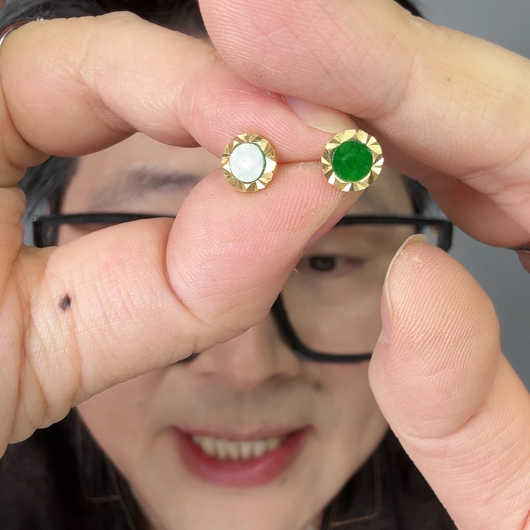 翡翠未镶嵌颈饰一对