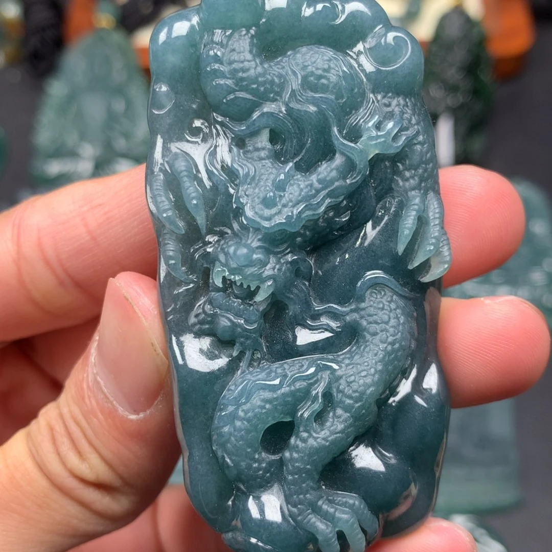 翡翠未镶嵌颈饰龙