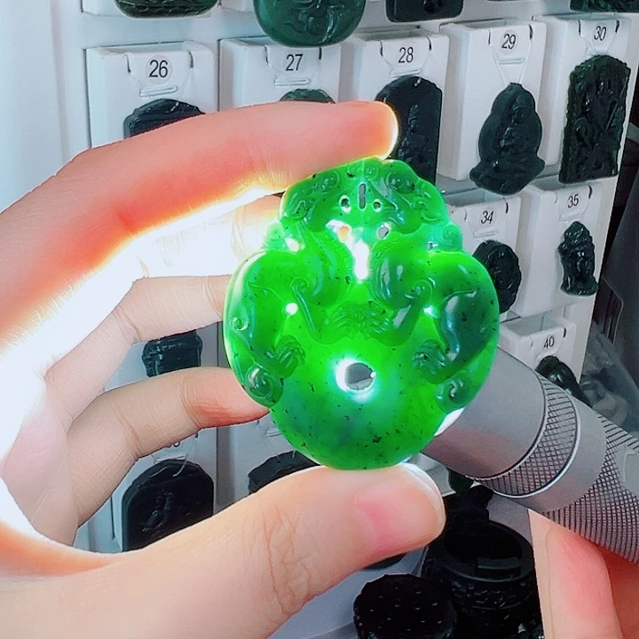 蛇纹石玉颈饰未镶嵌