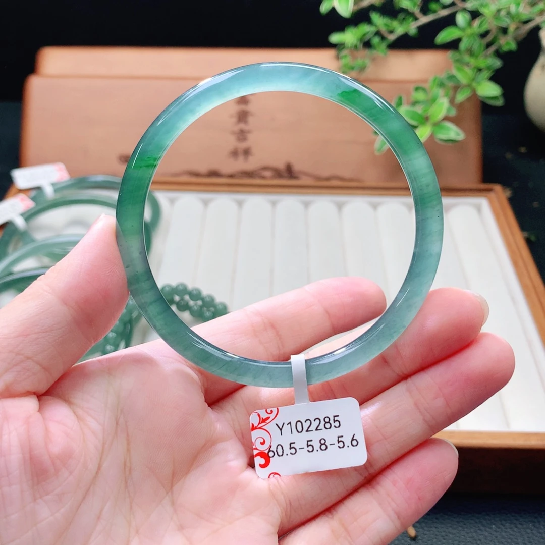 未镶嵌手镯（圆镯）翡翠