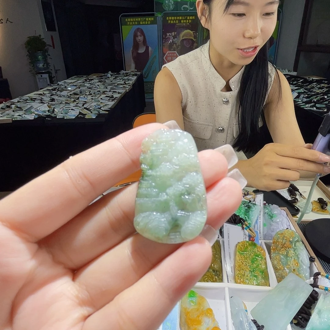 颈饰未镶嵌翡翠一个
