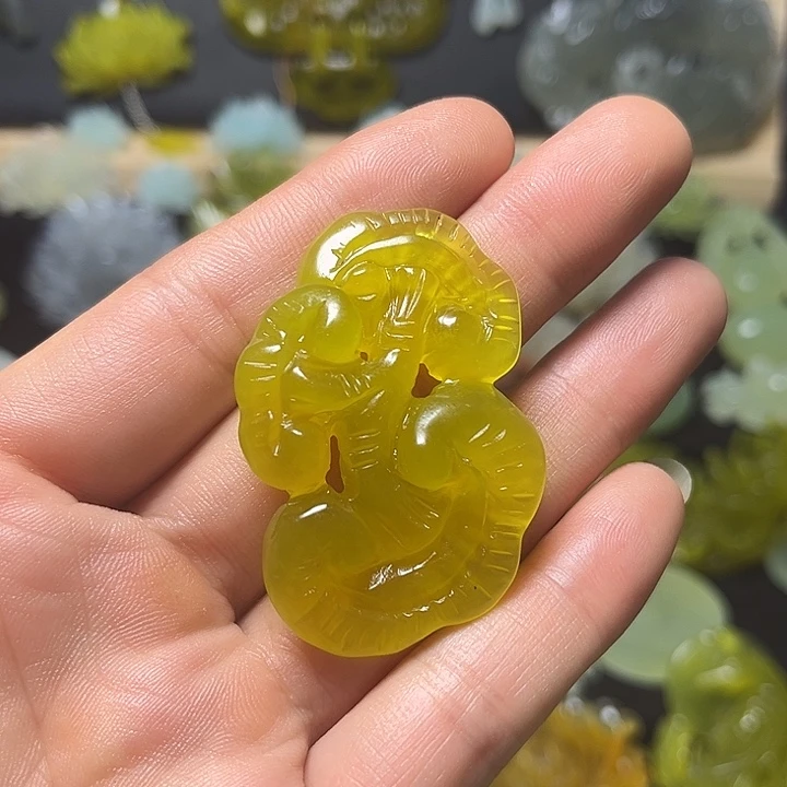 蛇纹石玉未镶嵌颈饰