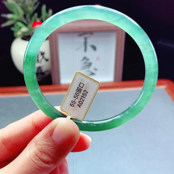 未镶嵌手镯翡翠圆镯