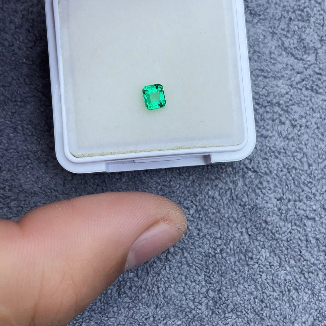 祖母绿裸石0.44Ct。