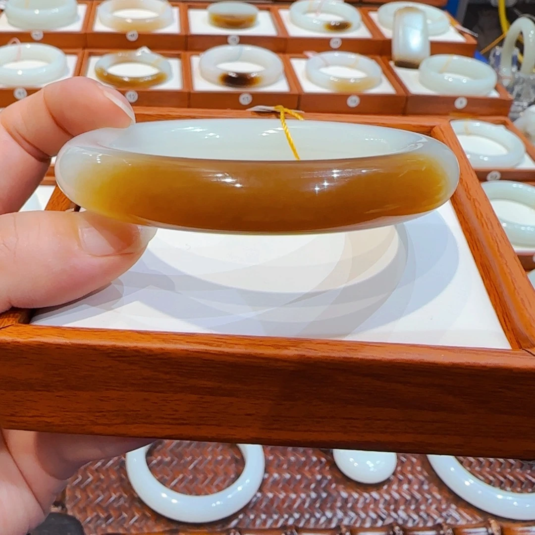 和田玉未镶嵌手镯