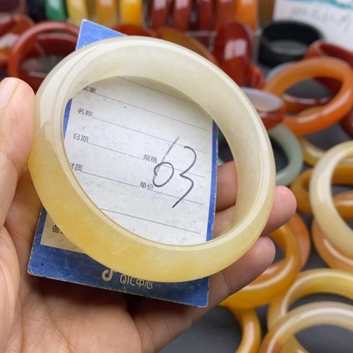 未镶嵌手镯石英质玉