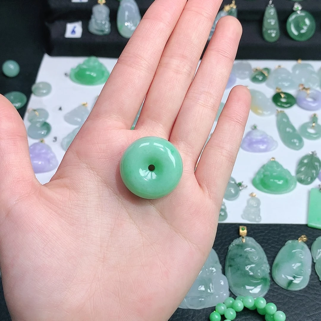 翡翠颈饰未镶嵌翡翠