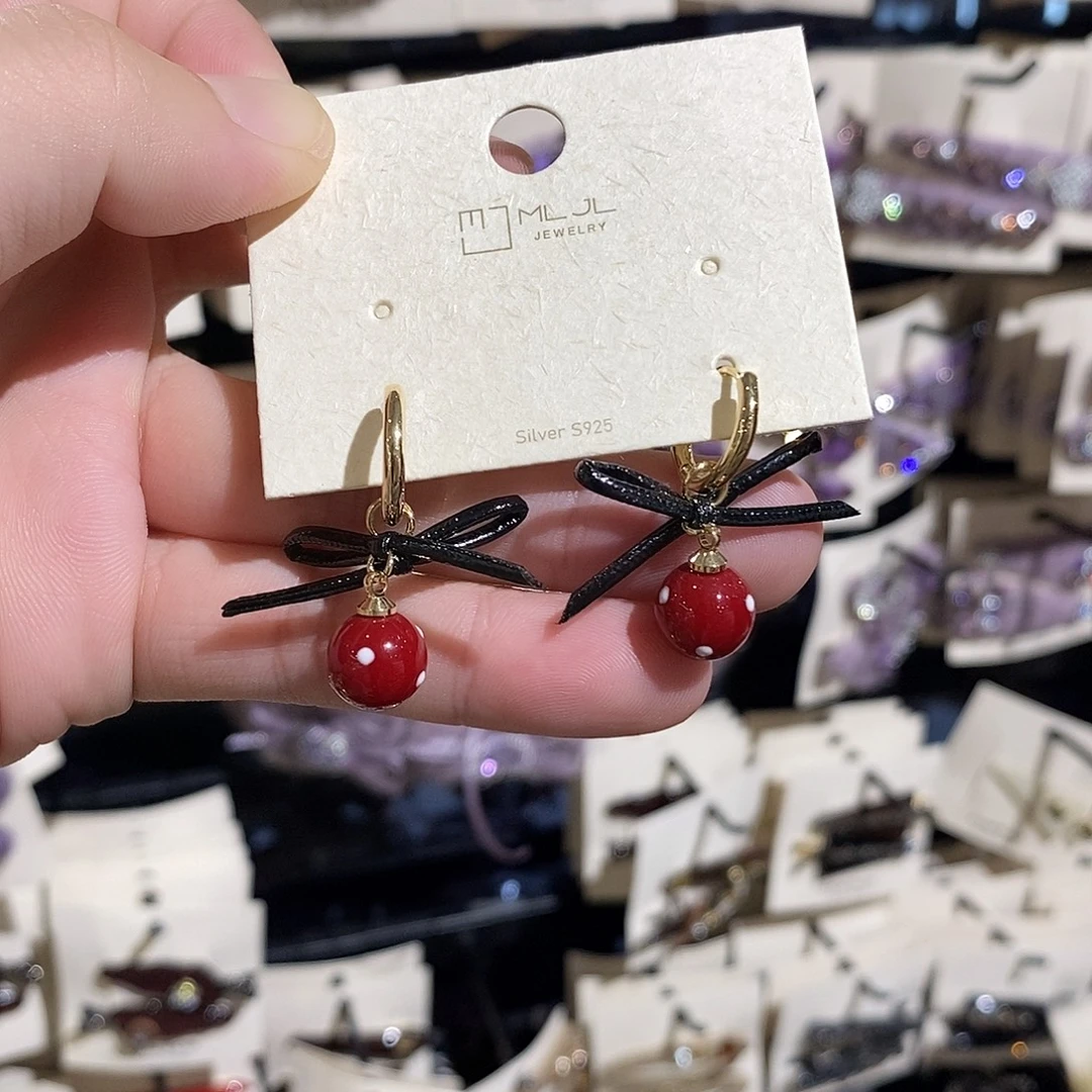 布艺铁合金波点耳饰