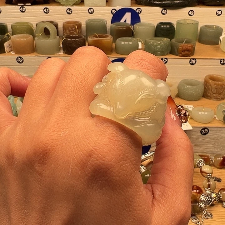 王***肥未镶嵌蛇纹石玉戒指内径20
