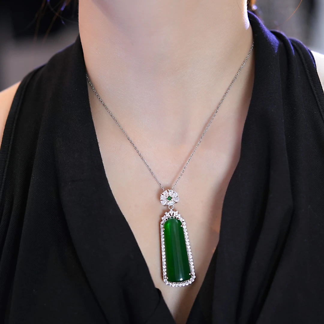 钛钢项链 轻奢时尚百搭绿色无事牌微镶长方形吊坠锁骨链女