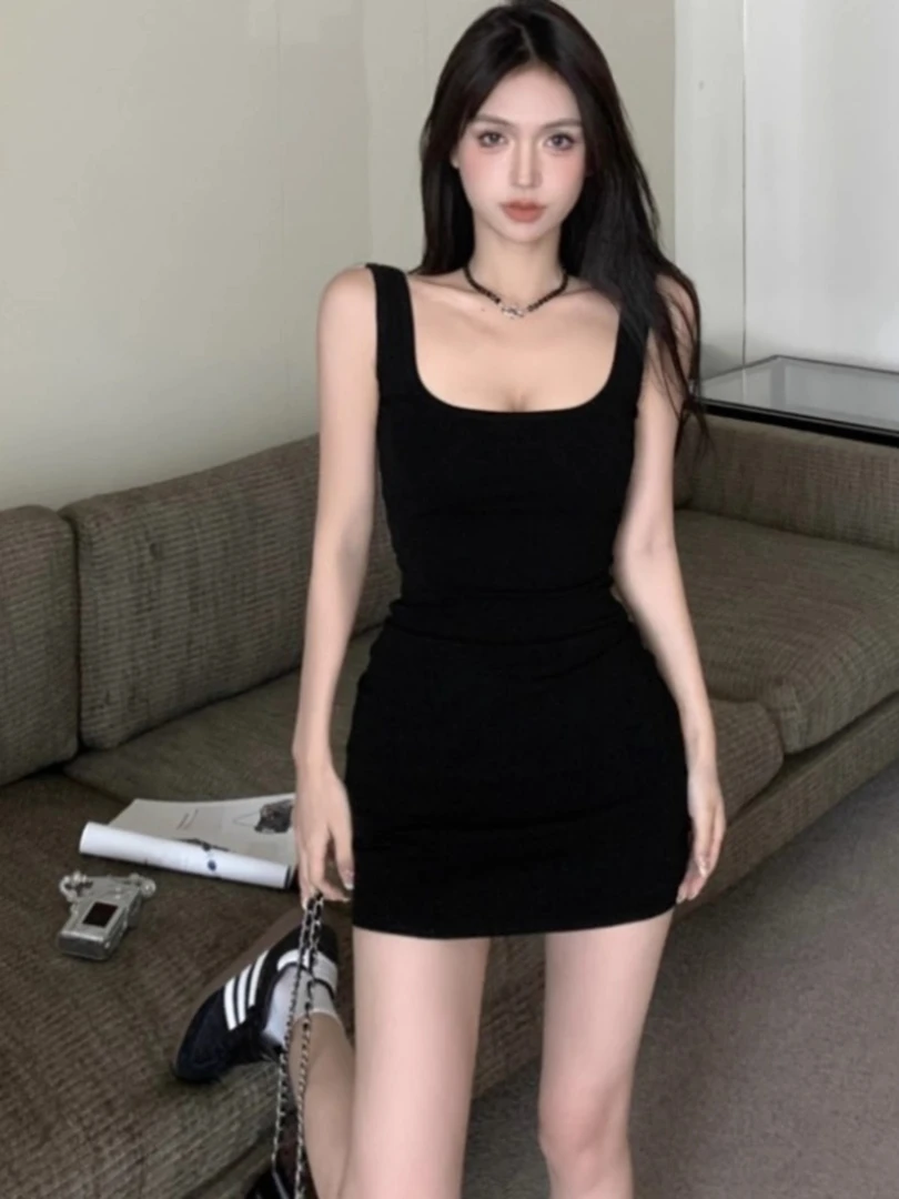 2025年新款吊带连衣裙女夏季修身黑色背心裙辣妹收腰显瘦包臀短裙