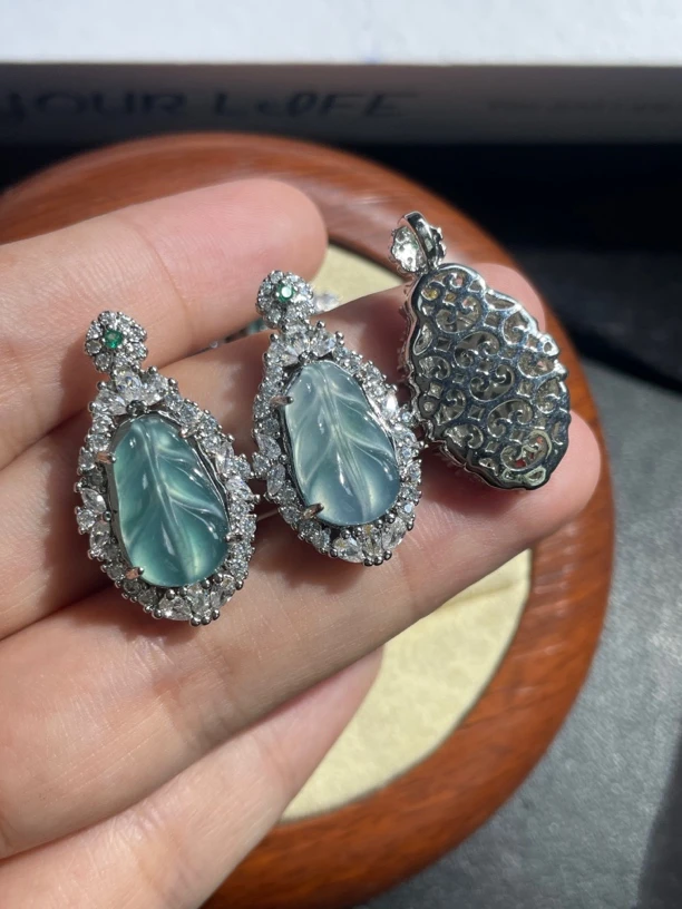 天然翡翠A货芭蕉叶时尚大气潮流款吊坠（多样性发其一)