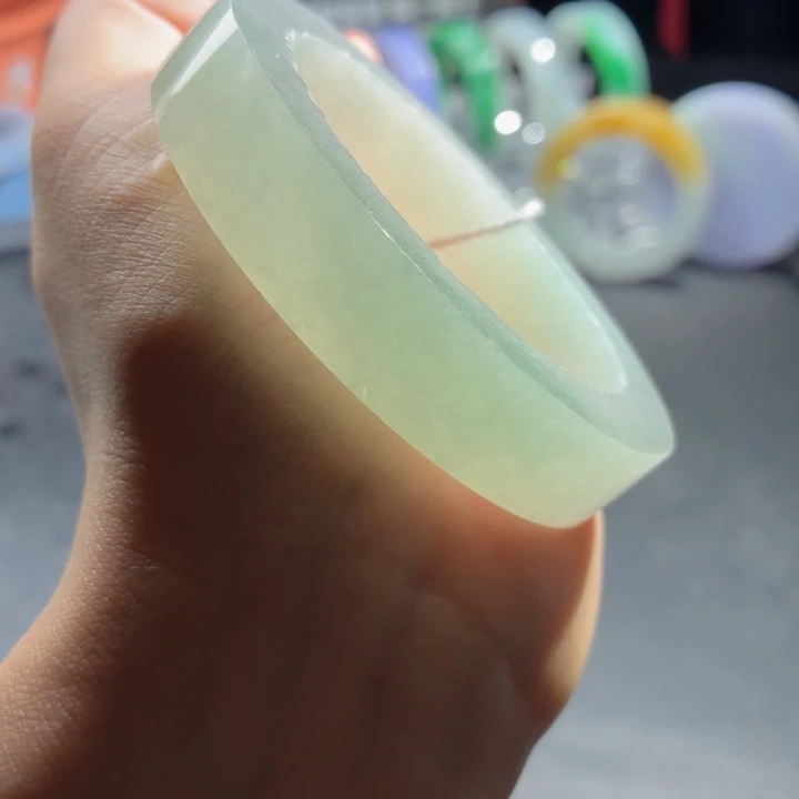 定制翡翠未镶嵌翡翠手镯