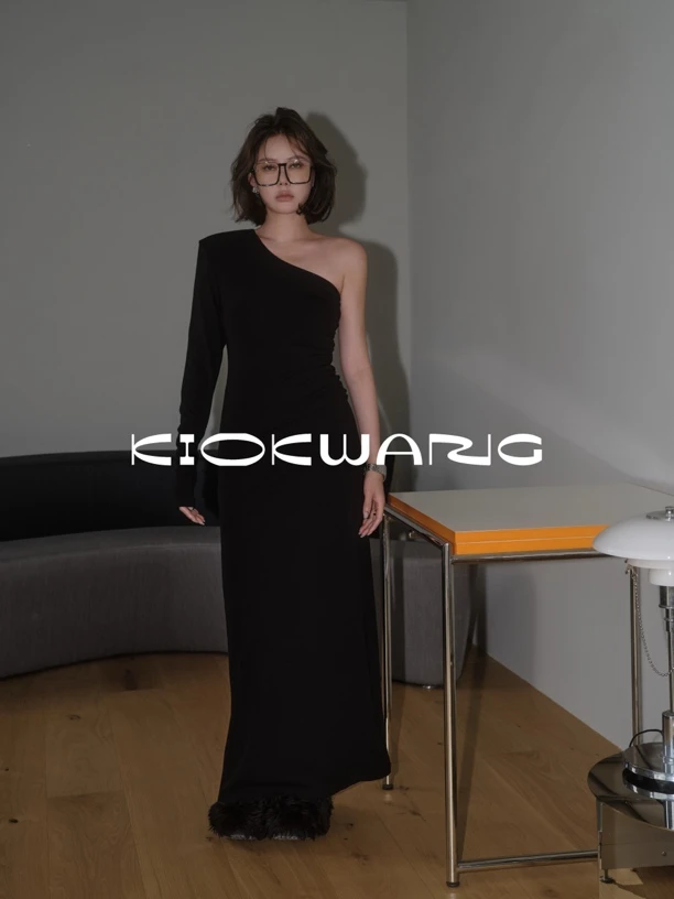 KIOKWANG//高级设计感 气质弹力褶皱单袖斜肩显瘦连衣长裙