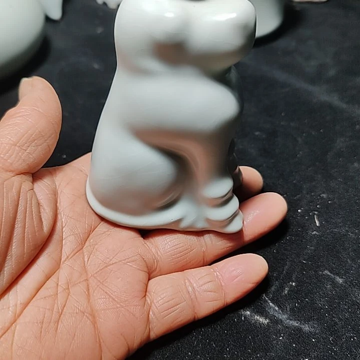 官瓷月白釉小铁牛
