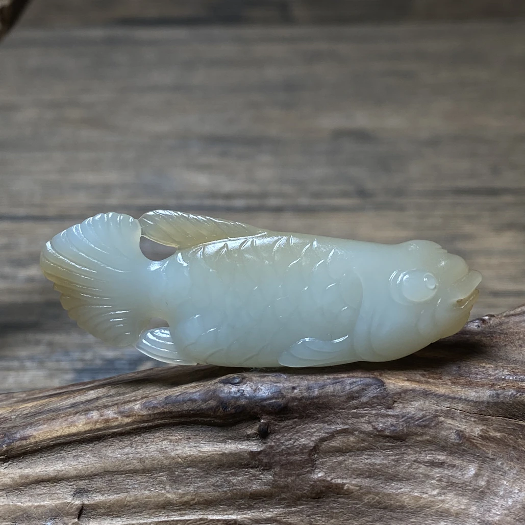 新疆和田玉且末糖白《年年有余》吊坠尺寸：52.8/17/7.7mm