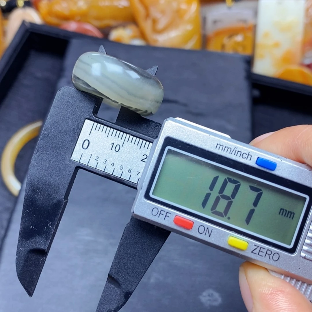 石英质玉（黄龙玉）颈饰未镶嵌