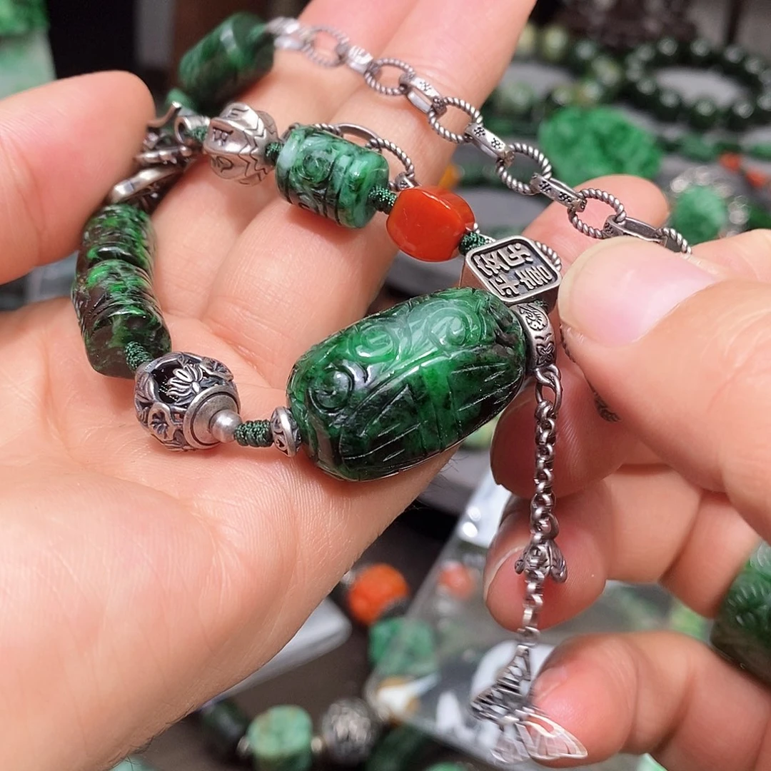 颈饰未镶嵌翡翠漂亮美眉