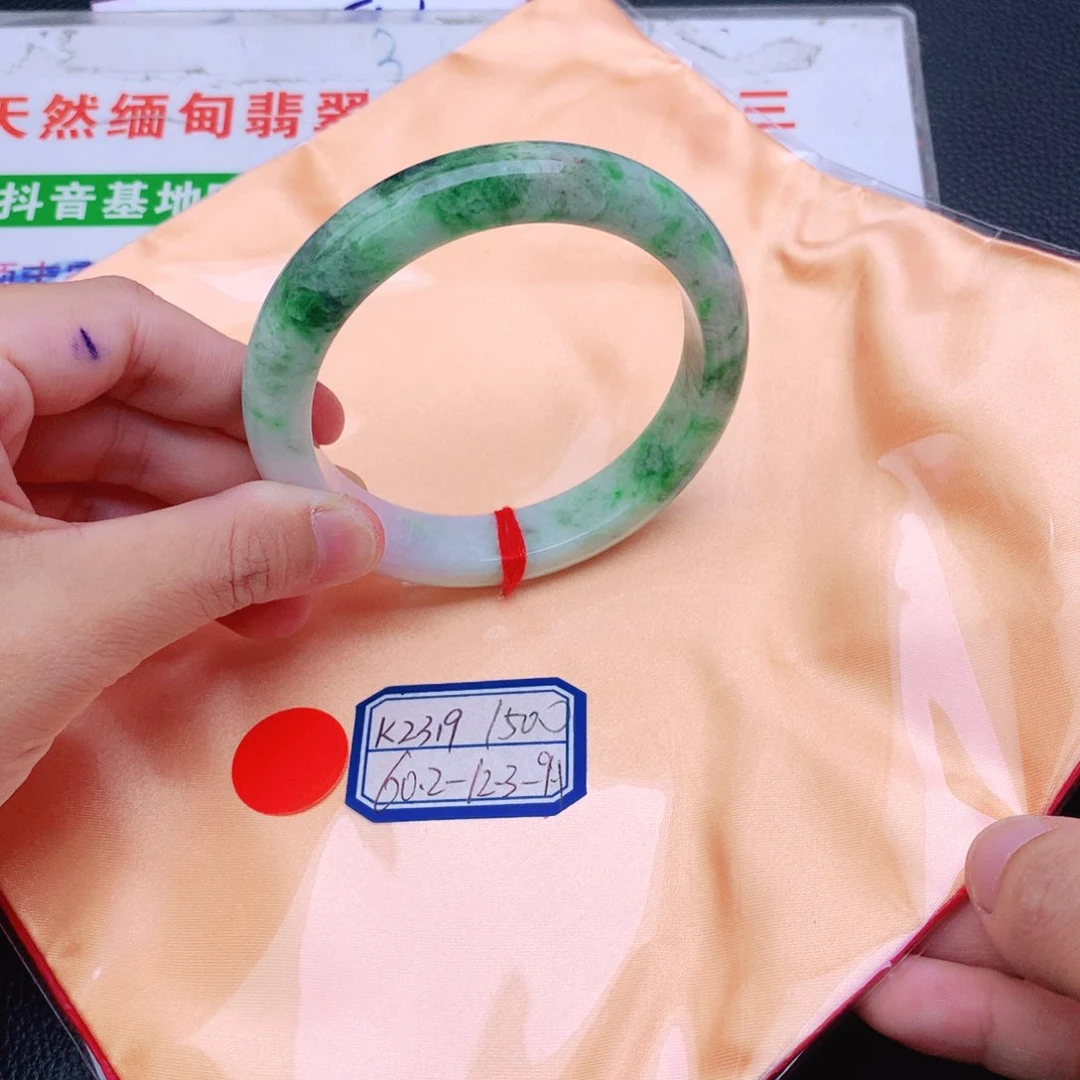 翡翠手镯未镶嵌翡翠