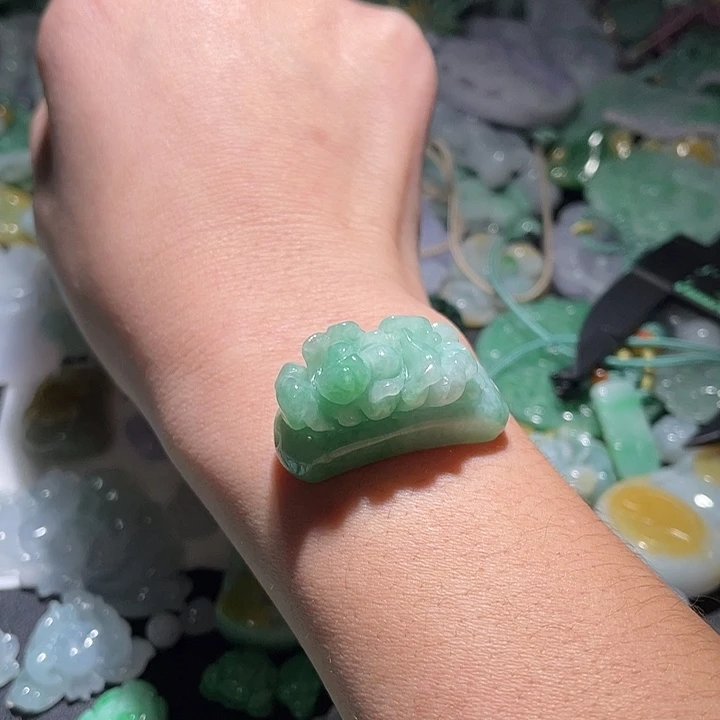 颈饰未镶嵌翡翠天