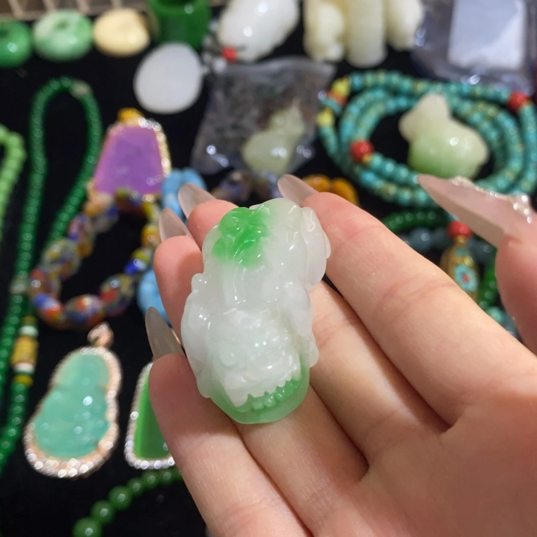 陶瓷貔貅把件一抹翠