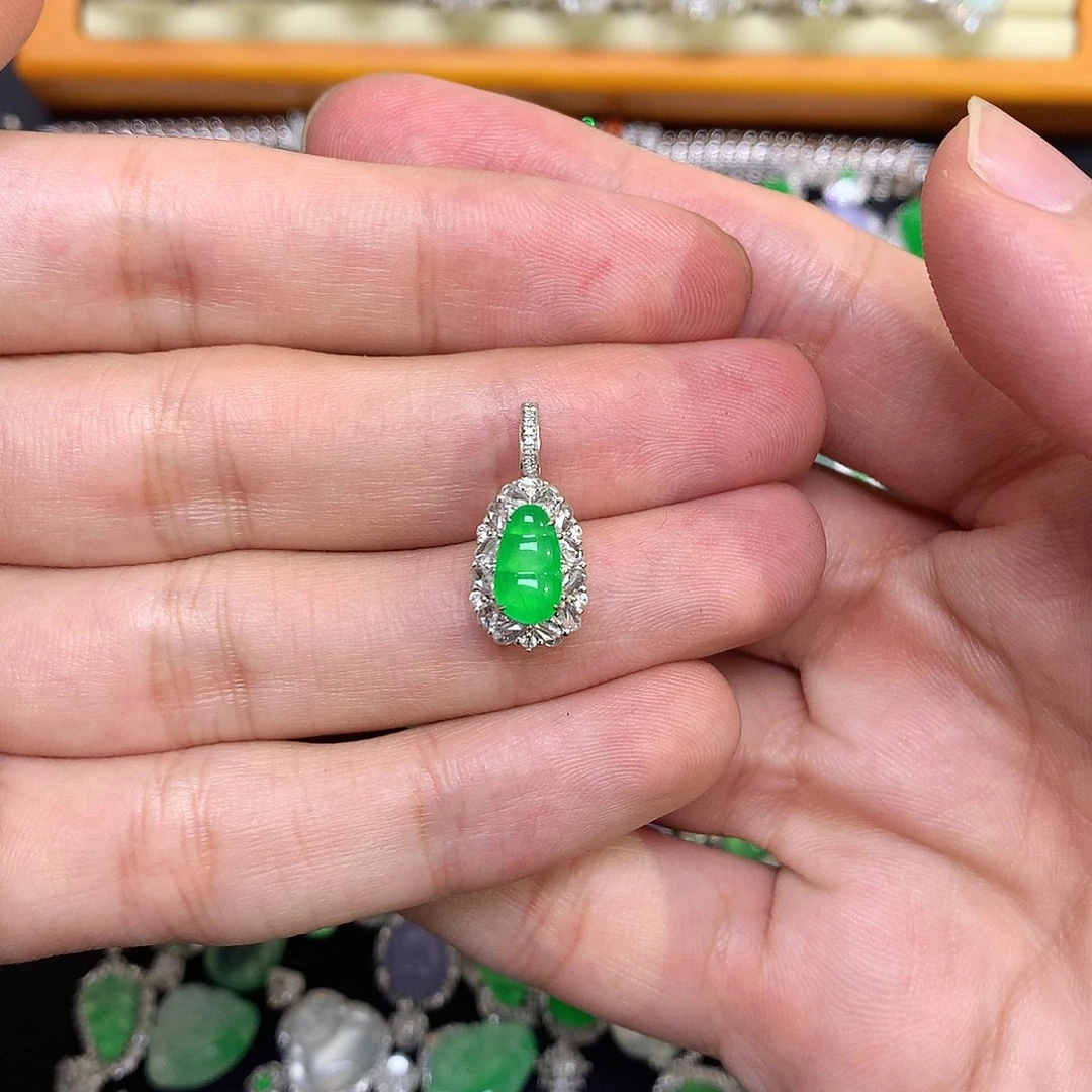 翡翠18K金镶嵌吊坠(不含链)阳绿豆子