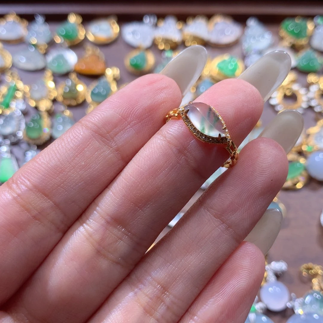 翡翠挂件18K金镶嵌皮*，翡翠