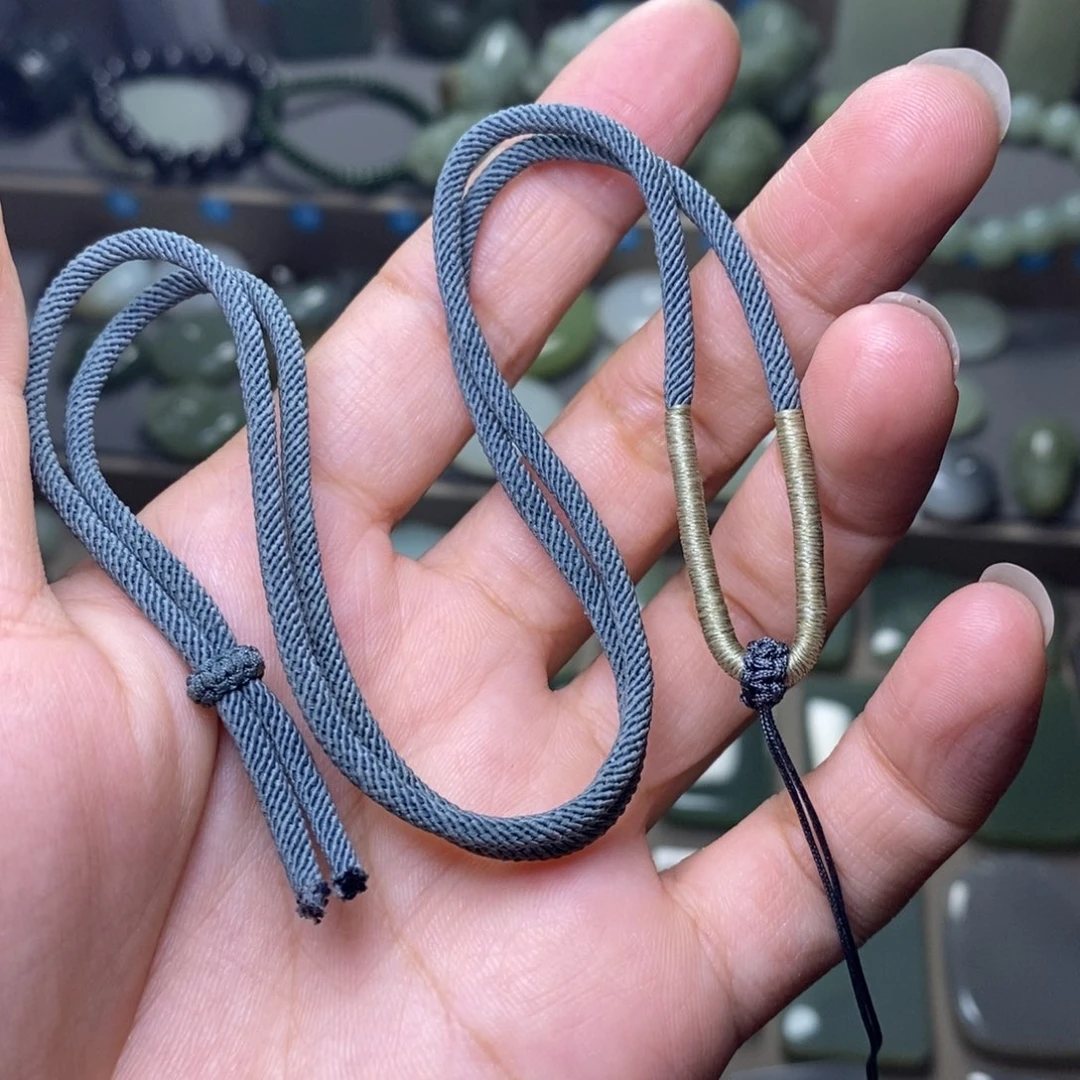 和田玉未镶嵌颈饰泥***军