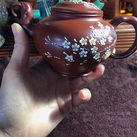 紫砂茶壶原矿泥料手工制作的紫砂壶。