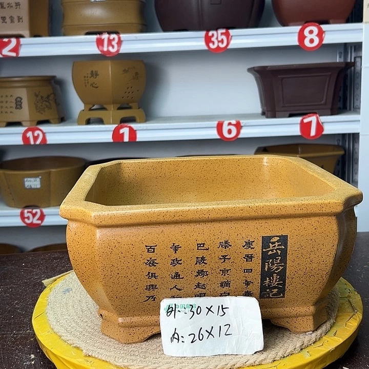 紫砂花盆在干嘛呢