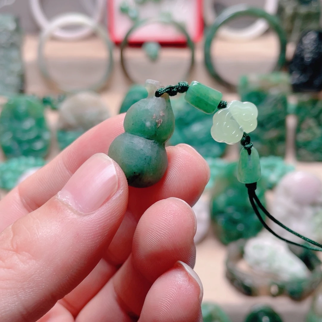 独山玉未镶嵌颈饰