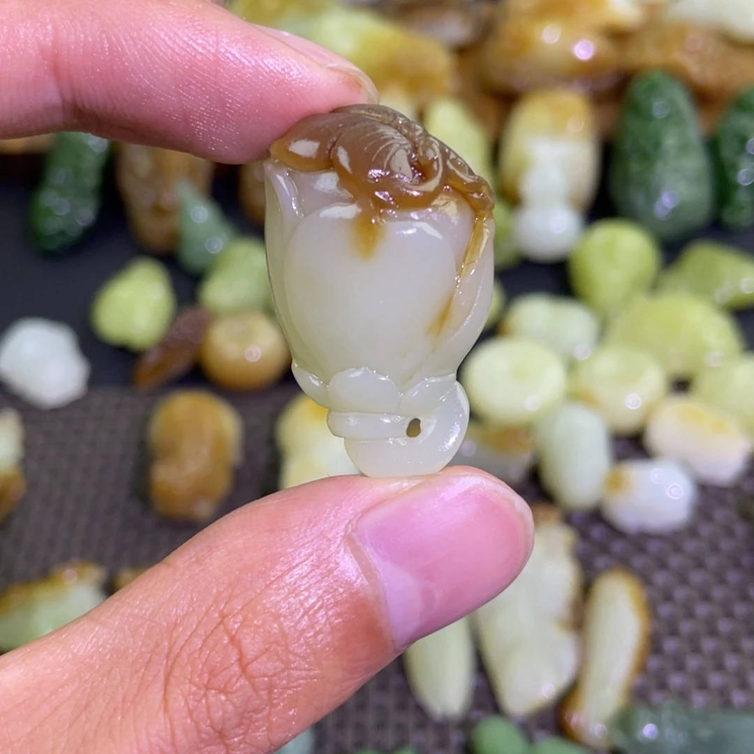 颈饰未镶嵌和田玉糖白玉兰花