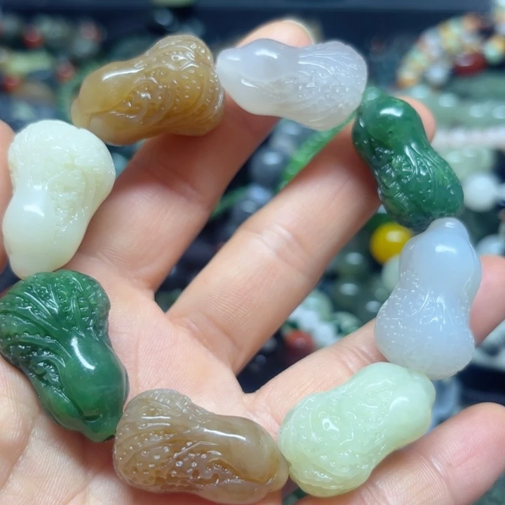 颈饰未镶嵌和田玉（糖玉）