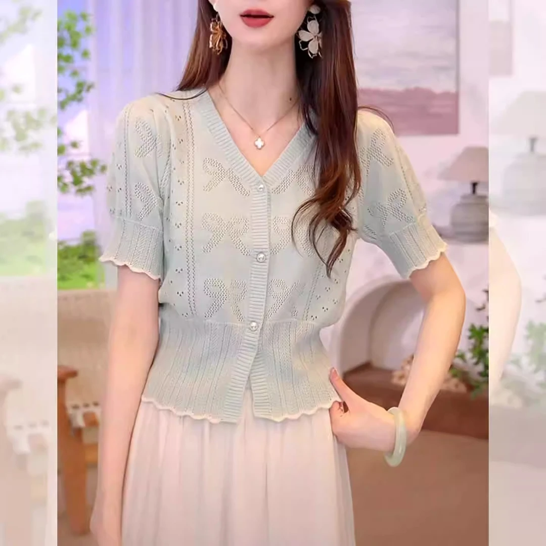 蓝色镂空花边袖v领短袖针织衫女夏季独特漂亮t恤2025新款减龄上衣