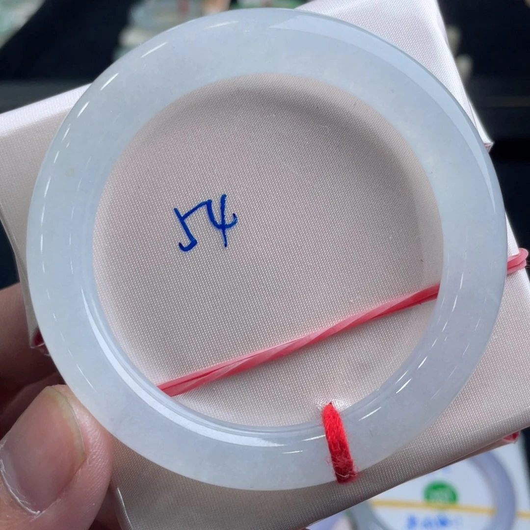 翡翠手镯未镶嵌翡翠手镯