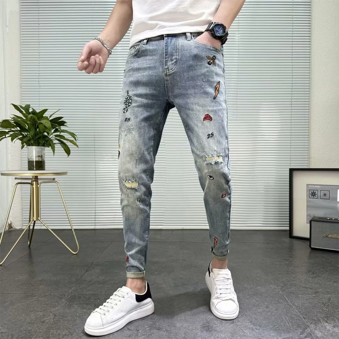 2025夏季新款时尚潮流刺绣浅色破洞牛仔裤男潮牌修身小脚长裤子