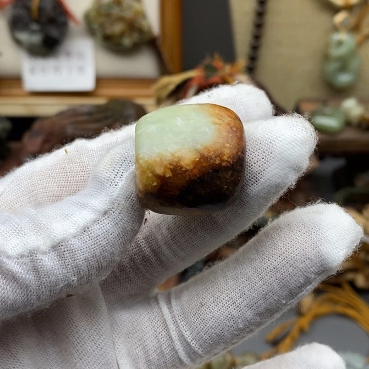 岫岩河磨玉（透闪石质玉）挂件未镶嵌墨**哥