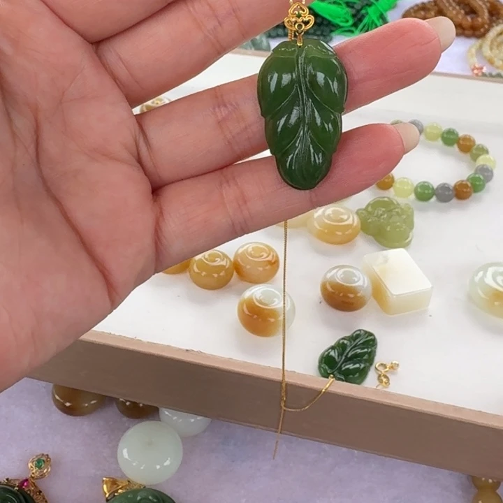 和田玉18K金镶嵌颈饰