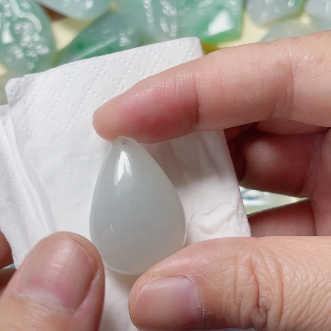 翡翠未镶嵌颈饰随行