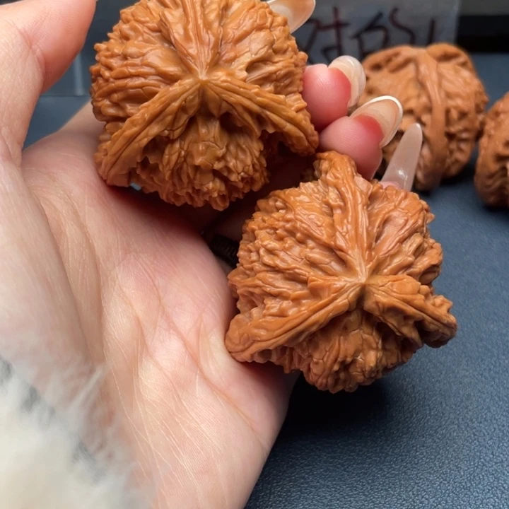 小***玥文玩核桃吊坠白狮子