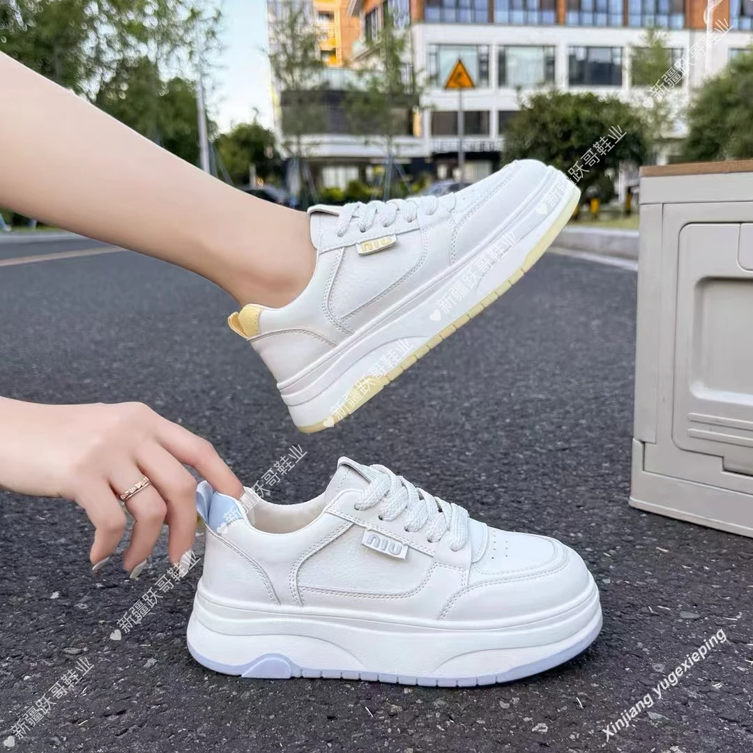 新疆跃哥女鞋2025经典简约小白鞋女厚底新款皮面板鞋V09百搭