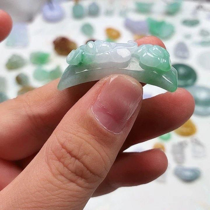 钱***宝颈饰未镶嵌翡翠手牌