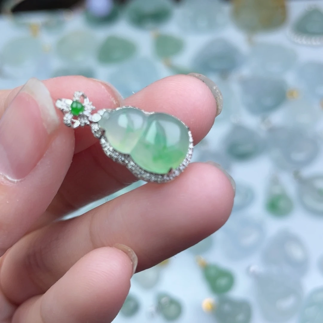 翡翠18K金镶嵌颈饰