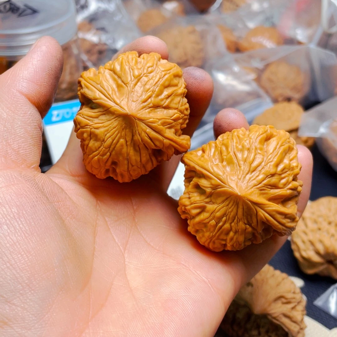 文玩核桃吊坠鸡心一对